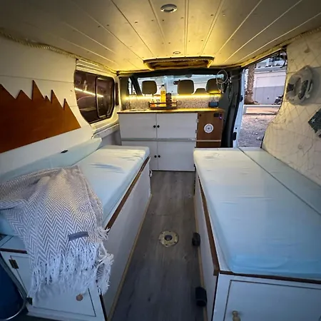 Camper Van Orange Crab Kemping *
